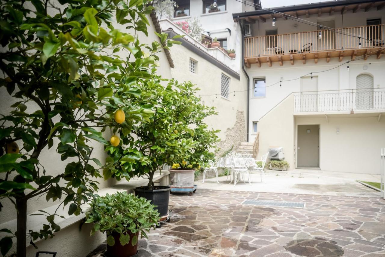 La Corte Dell'Elmo Salo Bagian luar foto
